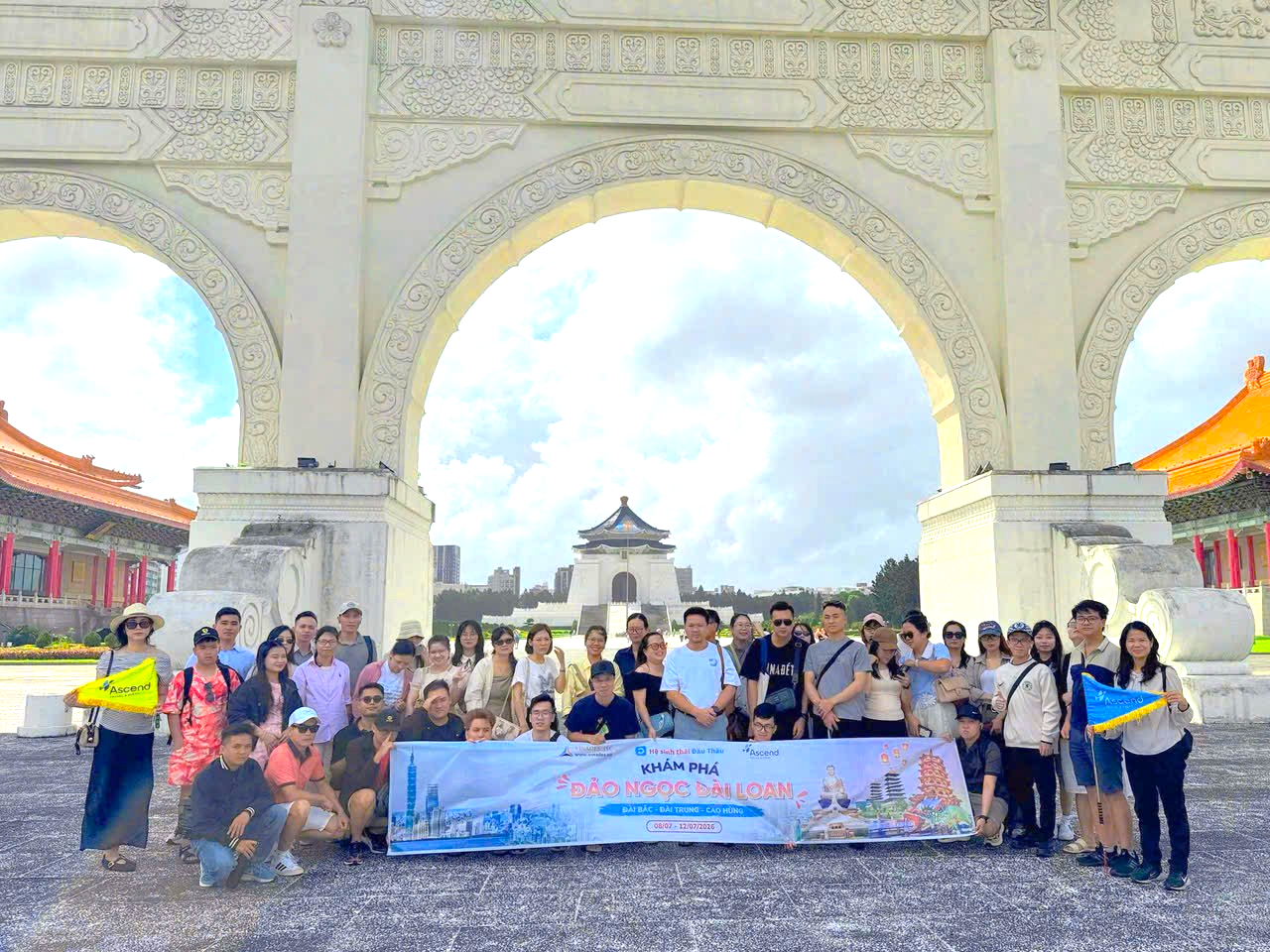 Đại gia đình VINADES tại Đài tưởng niệm Trung Chính